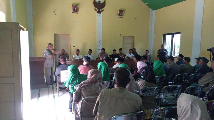 MINTA TAK DITAHAN - Warga saat audensi dengan Kapolres Sukabumi, AKBP Samian di Aula Desa Tangkil, Kecamatan Cidahu, Sukabumi. Warga meminta agar 7 tersangka perusakan rumah tidak ditahan, Rabu (2/7/2025).