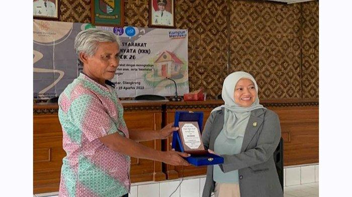 Penutupan KKN PPM Tematik Universitas Bhakti Kencana Kelompok 26 di Aula Desa Giri Mekar Yang Dihadiri Oleh Kepala Desa, Sekretaris Desa, Dosen Pembimbing, dan Karang Taruna Desa Giri Mekar.