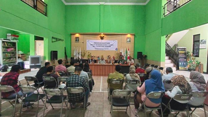 PT PLN (Persero) Unit Induk Pembangunan Jawa Bagian Tengan (PLN UIP JBT) melalui program Tanggung Jawab Sosial Lingkungan (TJSL) yang dikenal sebagai program PLN Peduli, menunjukkan kembali komitmennya dalam mendukung tujuan pembangunan berkelanjutan (TPB) atau Sustainable Development Goals (SDGs) dengan menyalurkan bantuan sarana air bersih kepada masyarakat di Desa Cinunuk, Kecamatan Cileunyi, Kabupaten Bandung.