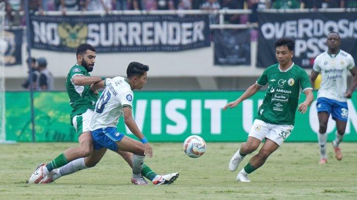 Pemain PSS Sleman, Jihad Ayoub merebut bola dari pemain Persib Bandung, Ferdiansyah dalam lanjutan Liga 1 pekan 34 di Stadion Manahan, Solo, Selasa (30/4/2024) sore.