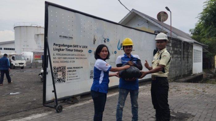 PENYERAHAN – Penyerahan hewan qurban secara simbolis oleh Yuni Azizah, Kepala Gudang Kimia Yasa Lingkar Timur, kepada karyawan dan gudang-gudang di Jawa Timur.