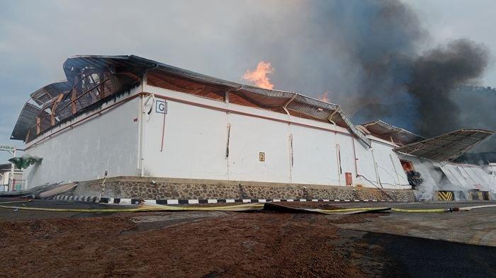 Pabrik milik PT Kewalram II yang berlokasi di Desa Cikahuripan, Kecamatan Cimanggung, Kabupaten Sumedang, terbakar, Kamis (5/9/2024).