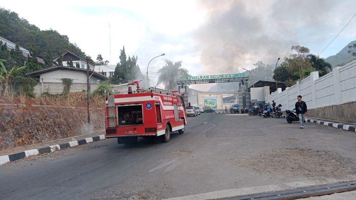 Pabrik milik PT Kewalram II yang berlokasi di Desa Cikahuripan, Kecamatan Cimanggung, Kabupaten Sumedang, terbakar, Kamis (5/9/2024).