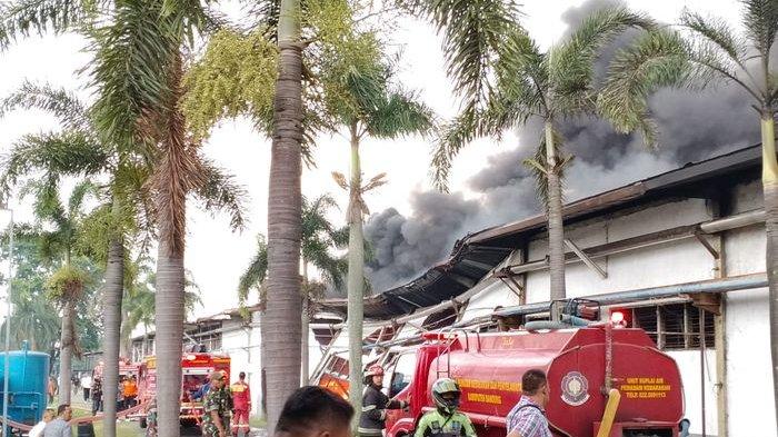 Pabrik tekstil di Baleendah, Kabupetan Bandung, Jawa Barat, terbakar, Senin (4/11/2024).