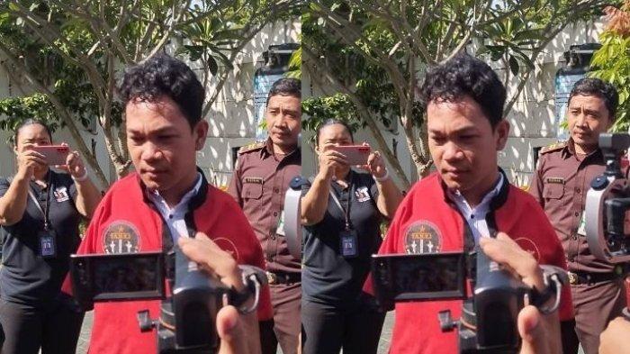 Pakai baju tahanan merah, Agus Buntung tetap percaya diri tidak bersalah dalam kasus dugaan pelecehan seksual 17 korbannya. Agus Buntung telah dilimpahkan dari Polda NTB ke Kejaksaan pada Kamis (9/1/2025).