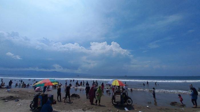 Suasana kawasan Pantai Istiqomah Citepus, Kecamatan Palabuhanratu, Sukabumi, yang dipadati wisatawan menjelang malam tahun baru, Minggu (31/12/2023).