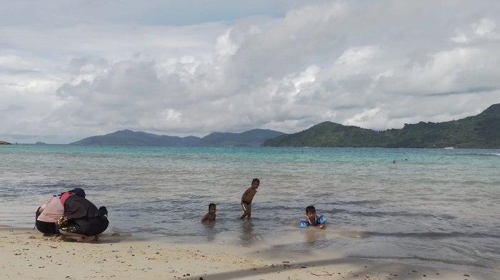 Pantai Pasir Manang ini destinasi wisata di Desa Tarempa Timur, Kecamatan Siantan, Kabupaten Anambas, Kepulauan Riau.