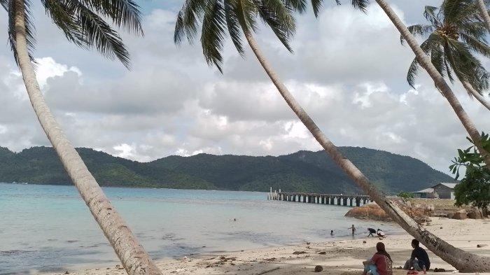 Pantai Pasir Manang ini destinasi wisata di Desa Tarempa Timur, Kecamatan Siantan, Kabupaten Anambas, Kepulauan Riau.