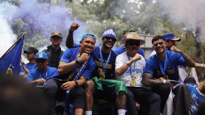 KONVOI - Para bintang Persib mengikuti Pawai Persib Juara bersama ribuan Bobotoh dengan rute dari Balai Kota Bandung menuju ke Gedung Sate, Minggu (25/5/2025).
