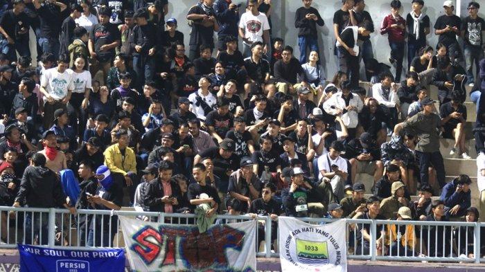 Para bobotoh memaksakan hadir di Stadion Indomilk Arena Tangerang pada Minggu (26/11/2023).