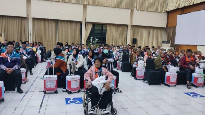 JAMAAH HAJI 2025 - Suasana pelepasan jemaah haji kloter pertama embarkasi JKS Bekasi, di Asrama Haji Bekasi, Kamis (1/5/2025).