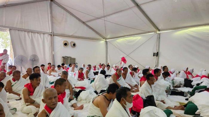 Para jemaah mendengarkan kutbah yang disampaikan oleh katib Uu Ruzhanul Ulum yang merupakan Amirul Hajj jemaah haji Jabar.