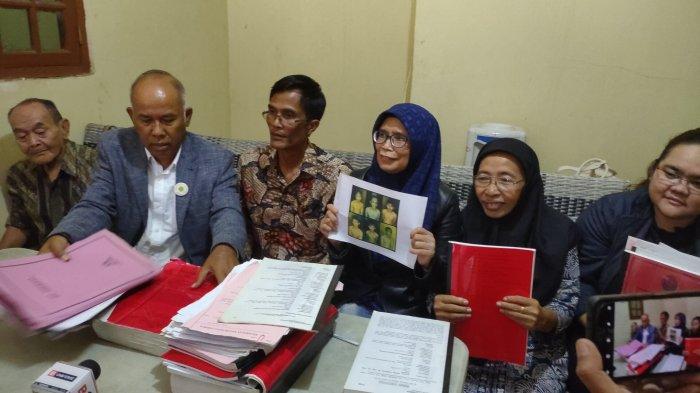 Para kuasa hukum tersangka kasus Vina dan Eki di Kota Cirebon saat gelar konferensi pers di sebuah kantor advokat di Jalan Raya Kalitanjung, Kota Cirebon