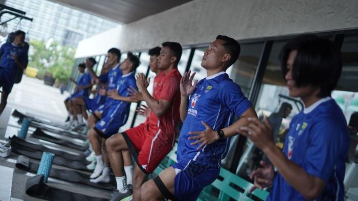 Para pemain PERSIB berlatih di pusat kebugaran pada sesi latihan perdana di Thailand, Jumat, 18 Juli 2025.