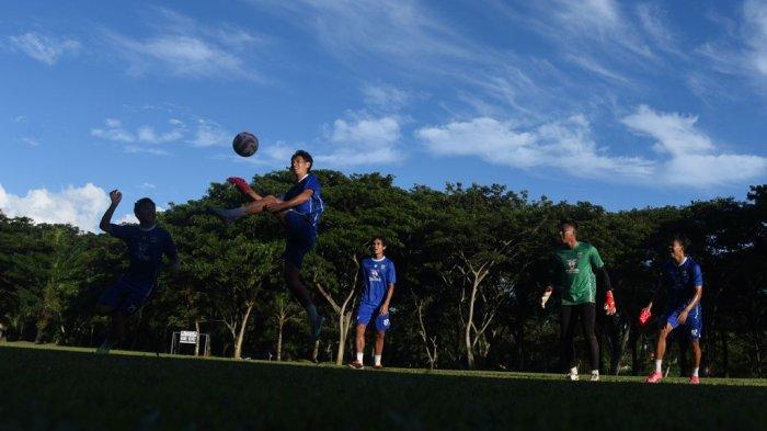 Para pemain PERSIB menjalani latihan di Lapangan Yonif 751 Sentani, Jayapura, Papua, Kamis, 9 Januari 2025.