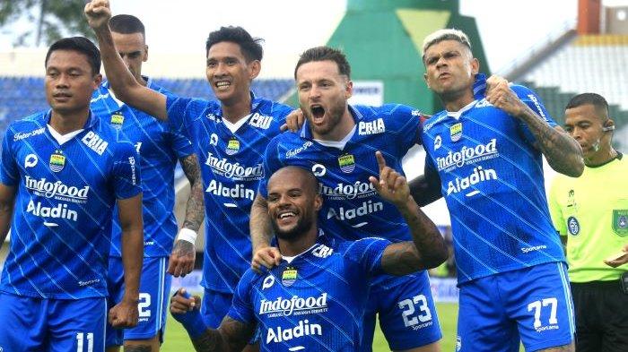 Para pemain Persib Bandung merayakan kemenangan atas Persija Jakarta pada laga pekan ke-28 Liga 2 2023/2024 di Stadion Si Jalak Harupat, Sabtu (9/3/2024).
