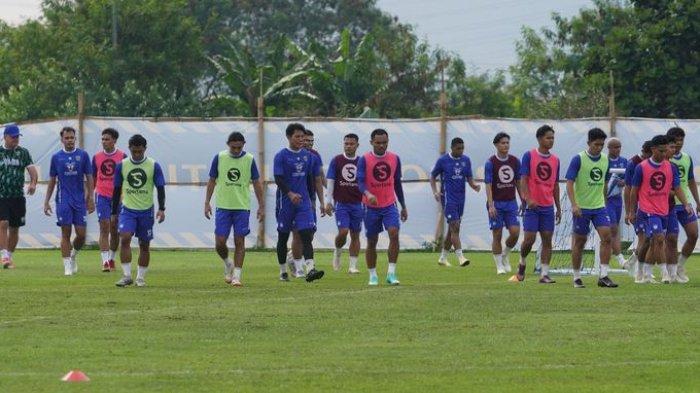 JALANI LATIHAN - Para pemain Persib bandung saat menjalani latihan di Lapangan Pendamping Stadion Gelora Bandung Lautan Api, Kota Bandung, Senin (30/6/2025).