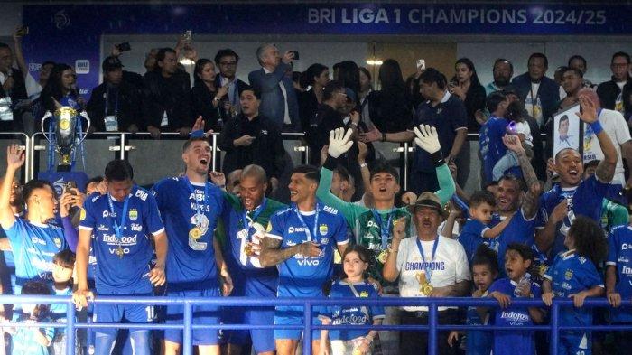 Para pemain Persib saat pengangkatan trofi dan merayakan back to back juara Persib Bandung di Stadion GBLA, Sabtu (24/5/2025)