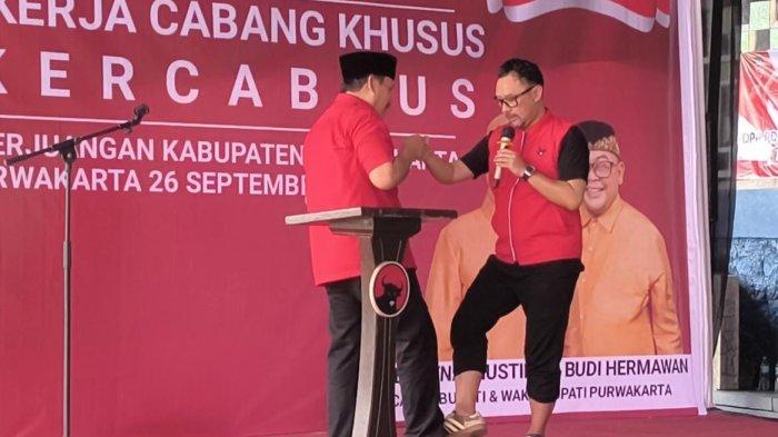 Pasangan Jeje-Ronal bermain adu sepatu di dalam acara yang digelar DPC PDIP Purwakarta di Aula Anven Waterpark Purwakarta, Kelurahan Cipaisan, Kecamatan/Kabupaten Purwakarta, Kamis (26/9/2024).