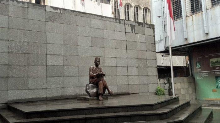 Patung Bung Karno sedang duduk di belakang sel Penjara Banceuy.