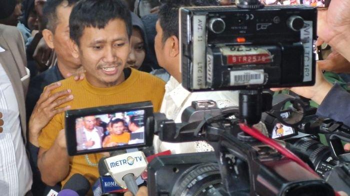 Pegi Setiawan memberikan keterangan kepada awak media usai bebas dari ruang tahanan Polda Jawa Barat, Senin (8/7/2024) malam.