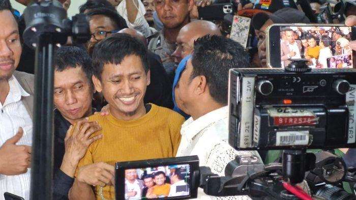 Pegi Setiawan saat akan meninggalkan Mapolda Jawa Barat, Senin (8/7/2024) malam. Pegi dibebaskan setelah menang dalam gugatan praperadilan status tersangka kasus Vina Cirebon.