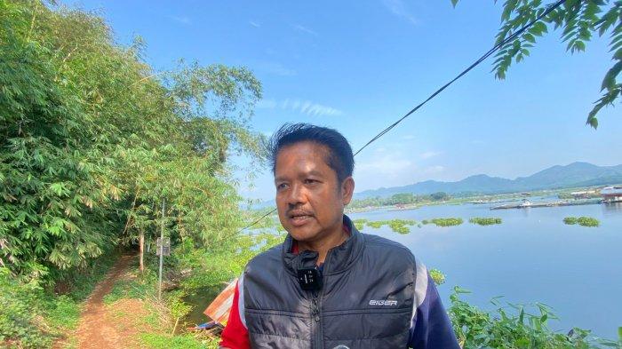 BUDIDAYA IKAN KJA - Pelaku Budidaya Ikan Keranjang Jaring Apung (KJA) di Cipeundeuy KBB saat beraktivitas di Waduk Cirata, Kamis (26/6/2025). Tribun Jabar/Rahmat Kurniawan