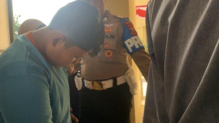 Pelaku pembegalan sopir taksi online saat digiring petugas ke tahan Mapolres Cianjur, Jumat (21/7/2023).