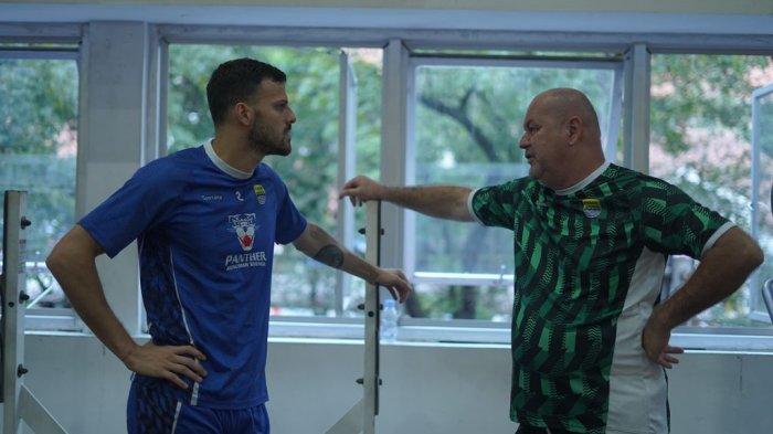 Pelatih PERSIB, Bojan Hodak berbincang dengan bek asal Argentina, Patricio Matricardi di salah satu pusat kebugaran di Jalan Aceh Kota Bandung, Kamis, 3 Juli 2025.