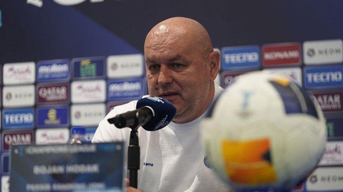 Pelatih Persib Bandung Bojan Hodak memberikan keterangan pers jelang pertandingan melawan Lion City Sailors, Rabu, 6 November 2024.