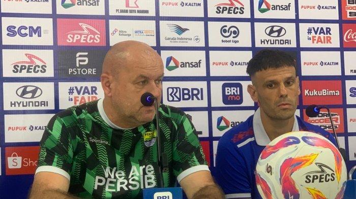 OPTIMISTIS - Pelatih Persib Bandung, Bojan Hodak, bersama Tyronne del Pino dalam pre match press conference di Stadion Segiri, Kamis, 10 April 2025. Meski tak diperkuat hampir setengah jumlah pemainnya, Bojan Hodak optimistis Persib menang lawan Borneo FC.