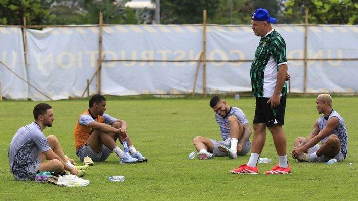 PEMAIN ASING - Pelatih Persib Bandung, Bojan Hodak, di antara empat pemain asing saat sesi latihan di Lapangan Pendamping Stadion GBLA, Bandung, Selasa (1/7/2025).