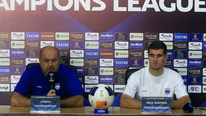 Pelatih Persib Bandung, Bojan Hodak (kiri), bersama Nikc Kuipers saat konferensi pers jelang melawan Port FC pada ACL 2, Rabu (18/9/2024).
