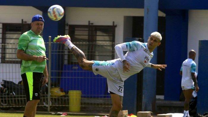 Pelatih Persib Bandung Bojan Hodak melihat aksi Ciro Alves menerima umpan saat latihan di Stadion Sidolig, Bandung, Rabu (30/8/2023).