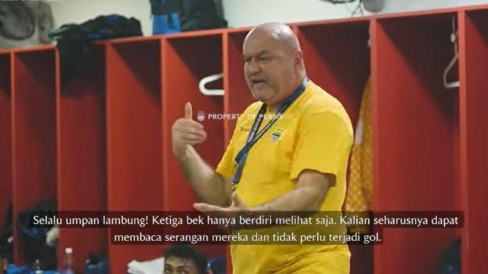 Pelatih Persib Bandung Bojan Hodak meluapkan amarahnya kepada para pemain setelah kebobolan dua gol di babak pertama melawan Lion City Saulors FC, Kamis (7/11/2024).