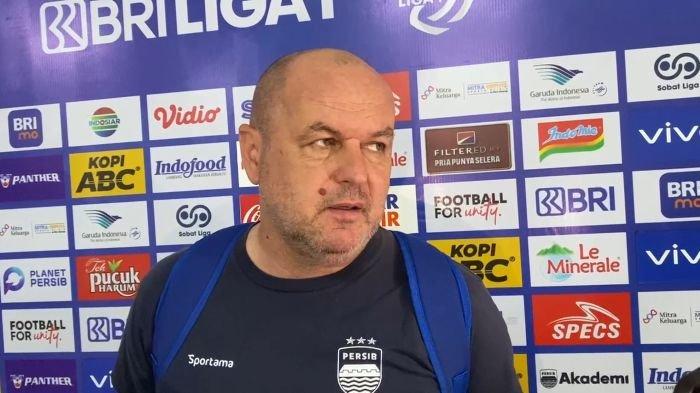 SESI WAWANCARA - Pelatih Persib Bandung, Bojan Hodak, saat sesi wawancara di Stadion Gelora Bandung Lautan Api, Kota Bandung, Rabu (7/5/2025).