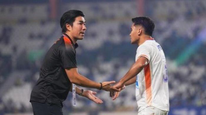 Pelatih Port FC Rangsan Vivatchaichok (kiri) bersama pemain Asnawi Mangkualam (kanan) pada laga perdana Grup F AFC Champions League Two (ACL 2) melawan Persib Bandung di Stadion Si Jalak Harupat, Kamis (19/9/2024). Pertandingan itu dimenangkan Port FC dengan skor 1-0.