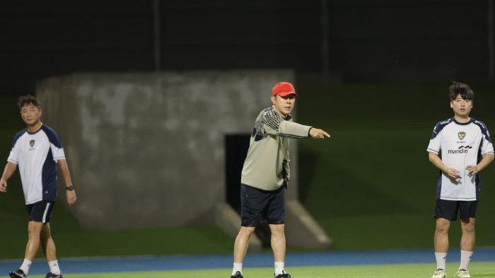 Pelatih Timnas Indonesia Shin Tae-yong memimpin latihan Jay Idzes cs di Stadion King Abdullah Sports City, Jeddah, Senin (3/9/2024) waktu setempat.