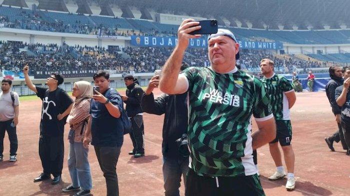 MEREKAM - Pelatih kepala Persib Bandung, Bojan Hodak asik sendiri merekam suasana Stadion Gelora Bandung Lautan Api (GBLA) saat ribuan bobotoh datang di sesi latihan pada Kamis (13/2/2025).
