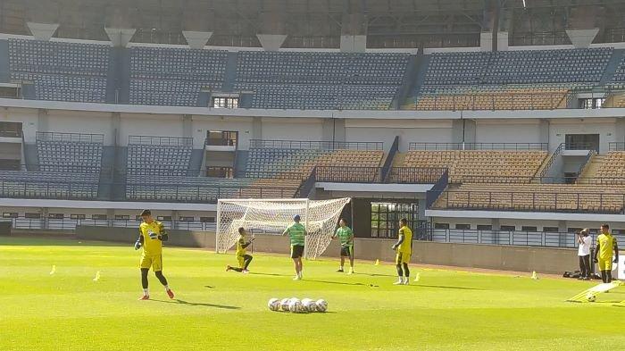 Pelatih kiper Luizinho Passos bersama I Made Wirawan memberikan program latihan bagi empat kiper Persib, tanpa Teja Paku Alam, di Stadion GBLA Kota Bandung, Selasa (22/8/2023).