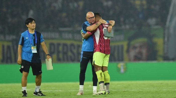 BERPELUKAN - Pelatih kiper Persib, Luizinho Passos memeluk Putra Sheva Sanggasi usai pertandingan melawan Persebaya Surabaya di Stadion Gelora Bung Tomo, Sabtu, 1 Maret 2025.