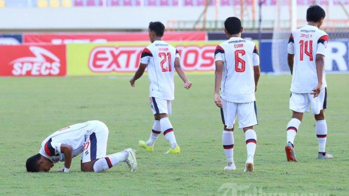 Pemain Arema FC Dedik Setiawan melakukan sujud syukur setelah mencetak gol saat melawan Persita pada pertandingan Liga 1 di Stadion Manahan Solo, Jawa Tengah, Jumat (16/12/2022). Arema meraih poin dengan skor 2-0.