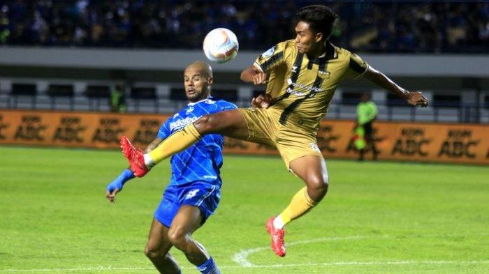Pemain Dewa United (kanan) melakukan terjangan saat berebut bola dengan penyerang Persib Bandung David da Silva pada laga pekan ketiga Liga 1 2023-2024 di Stadion Gelora Bandung Lautan Api, Bandung, Jumat (14/7/2023) malam. Skor akhir 2-2.