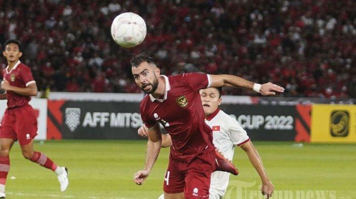 Pemain Indonesia Jordi Amat menyundul bola saat melawan Vietnam pada pertandingan semifinal leg 1 Piala AFF 2022 di Stadion Utama Gelora Bung Karno (SUGBK) Jakarta, Jumat (6/1/2023). Indonesia gagal melangkah ke final setelah kalah 0-2 pada Senin (9/1/2023) malam.