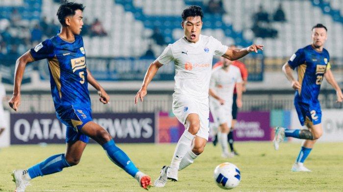 Pemain Lion City Sailors FC Song Ui-young (kanan) sedang berlari mengejar bola bersama pemain Persib Bandung Kakang Rudianto (kiri) di Stadion Si Jalak Harupat, Kabupaten Bandung, Jumat (28/10/2024). Matchday ketiga AFC Champions League Two (ACL 2) 2024/2025 itu berakhir dengan hasil imbang 1-1.