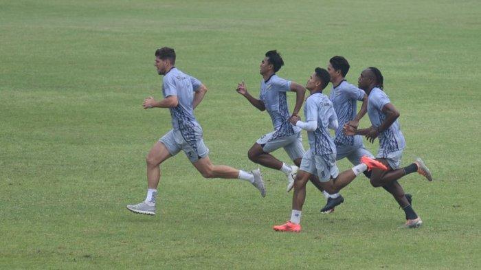 Pemain PERSIB berlatih di SPOrT Jabar, Arcamanik, Kota Bandung, Kamis, 14 November 2024.