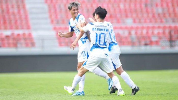 Pemain PSIS Sermarang, Alfeandra Dewangga, berselebrasi setelah mencetak gol ke gawang Arema FC di Stadion Kapten I Wayan Dipta, Gianyar, Senin (5/2/2024). PSIS menang telak 4-1
