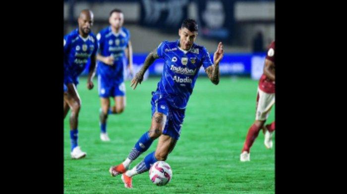 Pemain Persib Bandung, Ciro Alves, mengontrol bola. Persib Bandung dipastikan maju ke Final Championship Series Liga 1 2023/2024 setelah di partai semi final menggilas tamunya, Bali United, di Stadion Si Jalak Harupat, Sabtu (18/5/2024).