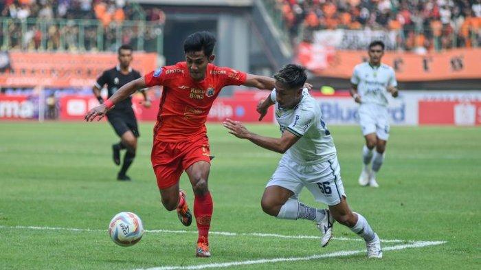 Pemain Persib Bandung Daisuke Sato (kanan) dan bek Persija Firza Andika berebut bola pada pertandingan pekan ke-11 Liga 1 2023/2024 di Stadion Patriot Candrabhaga Bekasi, Sabtu (2/9/2023).