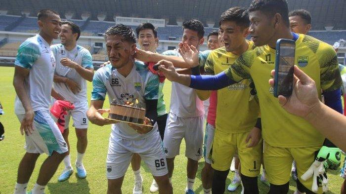 Pemain Persib Bandung Daisuke Sato mendapat kejutan dari rekan-rekannya yang bertepatan dengan HUT ke-29 seusai menjalani latihan di Stadion Gelora Bandung Lautan Api, Rabu (20/9/2023).